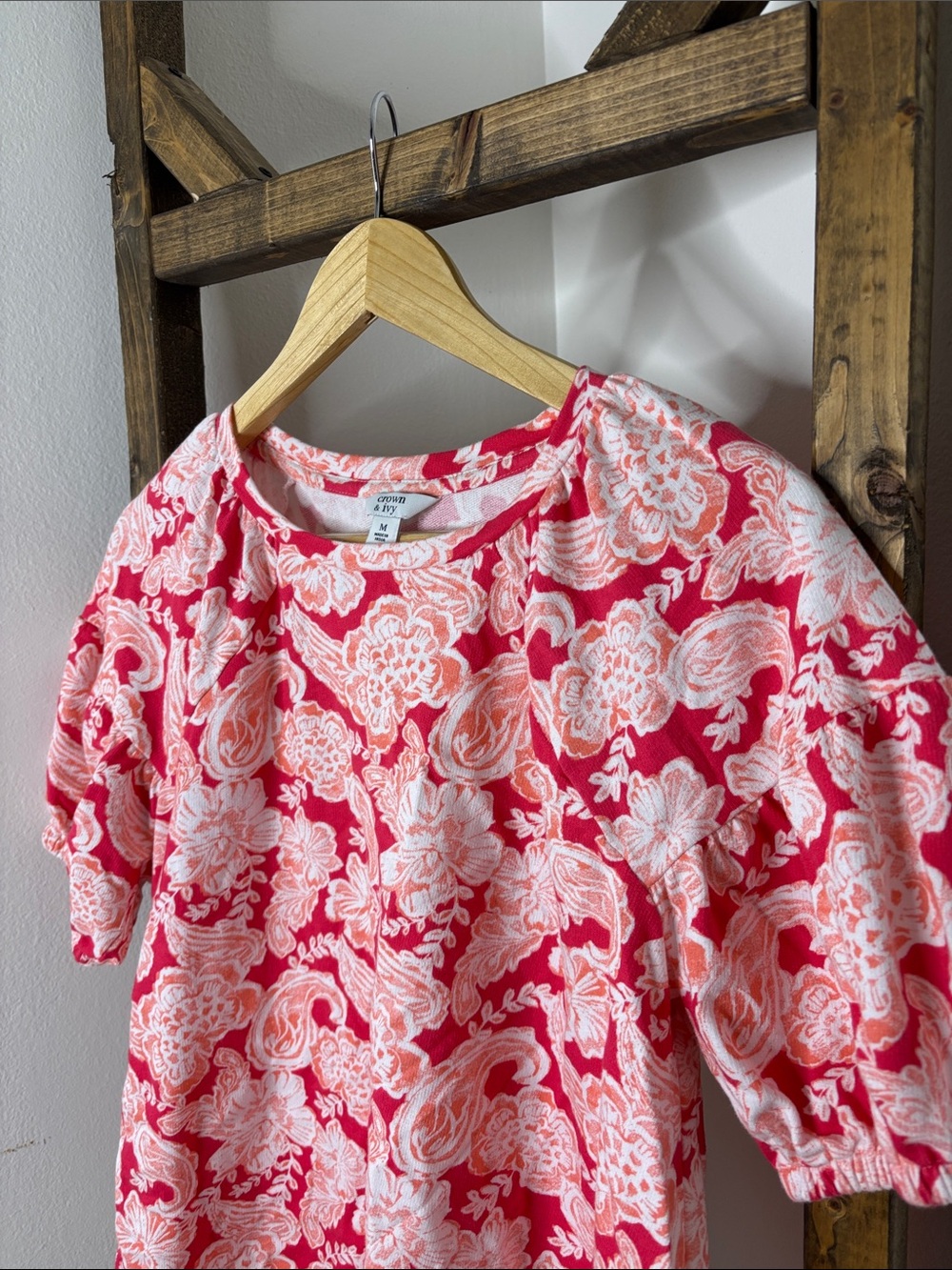 crown & ivy Red Floral Short Sleeve Crewneck Top Size M - Picture 2 of 4